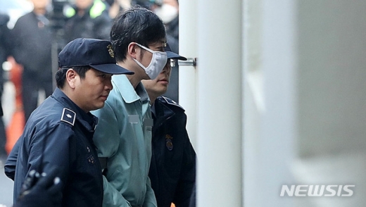 조재범 전 쇼트트랙 국가대표 코치가 지난 23일 오전 경기 수원시 영통구 수원지방법원에서 심석희 선수를 비롯한 쇼트트랙 선수 4명을 상습 폭행 등 사건에 대한 항소심 공판을 받기 위해 호송차서 내려 법정으로 향하고 있다. /사진=뉴시스