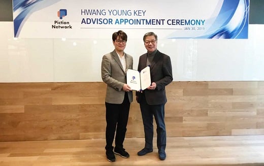 배승익 픽션 대표(왼쪽)와 황영기 전 금융투자협회 회장. / 사진=픽션