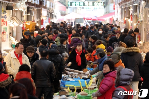 전통시장, 설 앞두고 '북적북적'민족 대명절 설을 앞둔 27일 오전 서울 동대문구 청량리종합시장이 장을 보는 시민들로 북적이고 있다. 2019.1.27/뉴스1(서울=뉴스1) 황기선 기자 / juanito@@머니S MNB, 식품 외식 유통 · 프랜차이즈 가맹 & 유망 창업 아이템의 모든 것