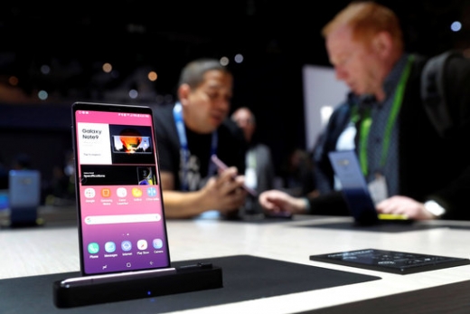 지난달 미국 라스베이거스에서 열린 CES 2019에 등장한 갤럭시노트9. /사진=로이터