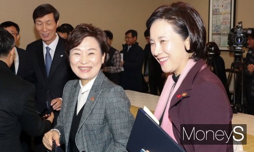 [머니S포토] 웃음꽃 활짝 핀 유은혜와 김현미