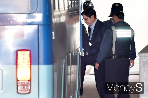김경수 경남지사가 드루킹 댓글조작 공모 혐의로 30일 서초동 서울지방법원에서 열린 1심 선고 공판에서 징역 2년의 실형을 받고 호송차에 오르고 있다./사진=임한별 기자