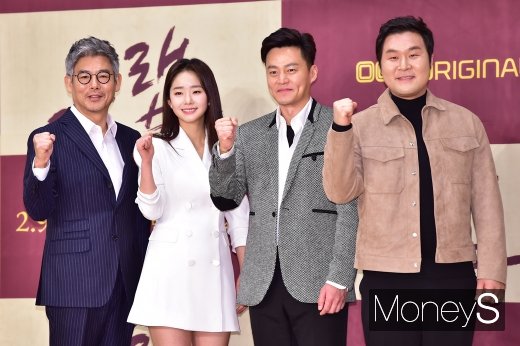 [머니S포토] 성동일-임화영-이서진-윤경호 '트랩 파이팅!'