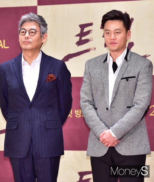 [머니S포토] 여유로운 성동일과 긴장한 이서진