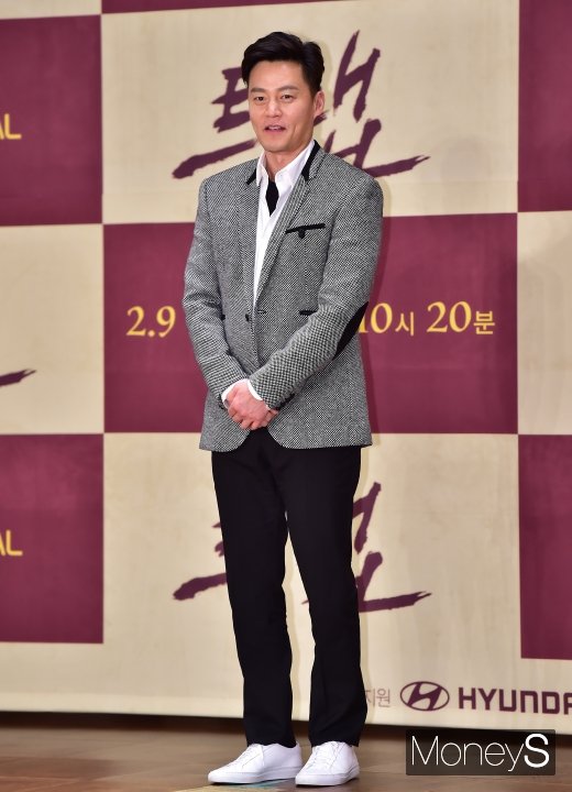 [머니S포토] 이서진, 국민 앵커로 변신