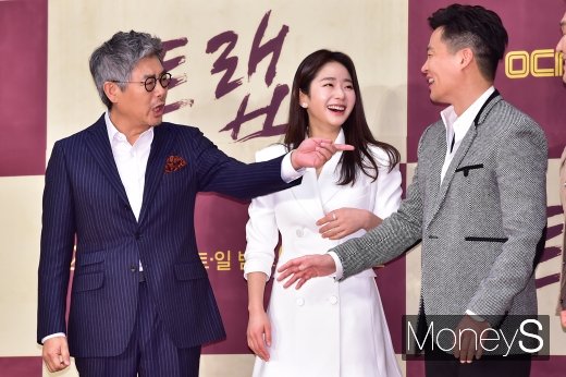 [머니S포토] 성동일-이서진 '티격태격 포토타임'