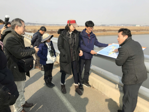 ▲ 지난 30일 EAAFP 관계자가 화성습지를 방문해 생태환경을 확인하고 있다. / 사진제공=화성시