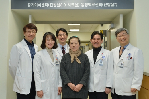 혈액형 부적합 간이식 수술 100례 환자와 의료진. /사진=세브란스병원
