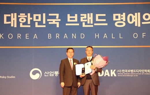 31일 서울 그랜드 힐튼호텔에서 개최된 ‘2019 대한민국 브랜드 명예의전당’ 시상식에서 서방렬 KB손해보험 다이렉트지원부장(오른쪽)과 김태현 산업정책연구원 이사장이 수상 직후 기념촬영을 하고 있다. / 사진=KB손해보험