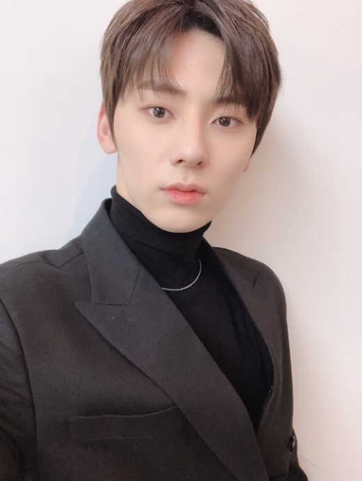 뉴이스트 황민현. /사진=공식트위터 캡처