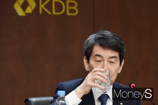 [머니S포토] 목 축이는 이동걸
