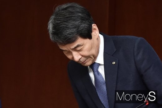 [머니S포토] 인사하는 이동걸 산은 회장