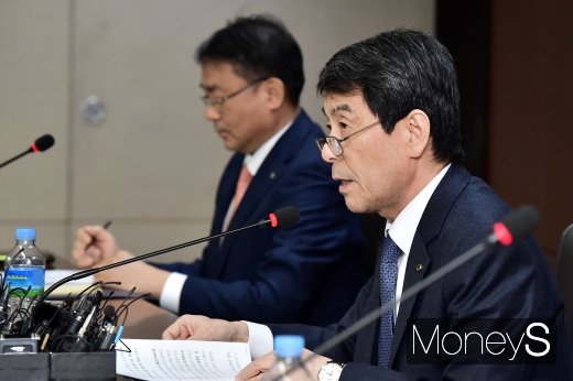 [머니S포토] 브리핑하는 이동걸 산은 회장