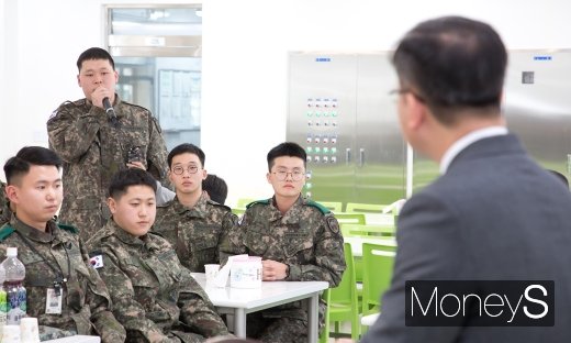 [머니S포토] 군 휴대전화 관련 질문하는 장병