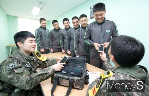 [머니S포토] 군 휴대전화 시범 운영, 일과 후 소소한 행복