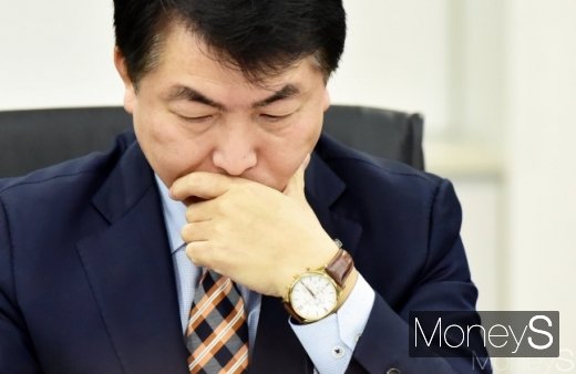 지난해 3월 개최된 '상생협력 확산을 위한 가맹본부 간담회'에서 심관섭 미니스톱 대표가 생각에 빠져있는 모습./사진=임한별 기자 @머니S MNB, 식품 외식 유통 · 프랜차이즈 가맹 & 유망 창업 아이템의 모든 것