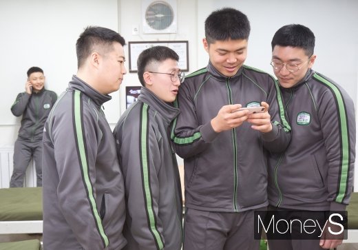 [머니S포토] 우와! 이게 얼마만의 휴대폰이야
