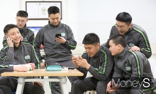 [머니S포토] 군 휴대전화 시범 운영, 장병 사기 올라갈까