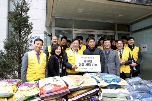 31일 서울 마포구 공덕동주민센터 앞에서 박재식 저축은행중앙회장과 임직원들이 쌀과 기부금을 전달하고 있다. /사진=저축은행중앙회
