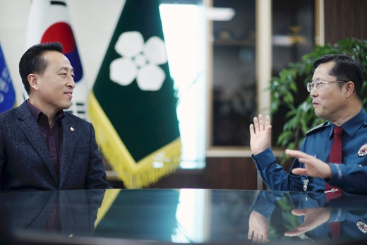▲김홍성 의장이 김병록 동탄경찰서장을 만나 감사의 뜻을 전하고 있다./사진=화성시의회