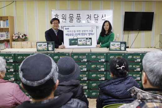 매일유업은 서울 종로구 어르신들을 위해 고단백 영양식 3종으로 구성된 ‘셀렉스’ 선물세트 150개를 기부했다. 종로종합사회복지관 이재원 관장(왼쪽)과 매일유업 황미연 이사(오른쪽)가 기념촬영하고 있다./사진=매일유업 @머니S MNB, 식품 외식 유통 · 프랜차이즈 가맹 & 유망 창업 아이템의 모든 것