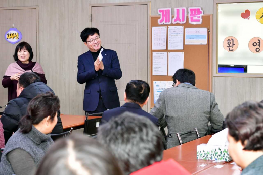 ▲ 염태영 수원시장이 ‘설 명절 물가안정을 위한 민·관합동 캠페인’을 펼친 상인회, 소비자단체 관계자, 공직자들을 격려하고 있다. / 사진제공=수원시