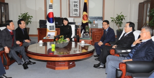 박성호 경남도지사 권한대행을 비롯한 경제부지사, 기획조정실장, 행정국장 등 경상남도 간부공무원과 김지수 도의회 의장 등 도의회 의장단이 긴급간담회를 가졌다./사진제공=경남도