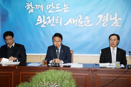 박성호 경남도지사 권한대행(가운데)은 업무 시작과 함께 지난 1월30일 긴급 간부회의와 1월31일 오전 9시 현안점검회의를 연이어 주재했다./사진제공=경남도