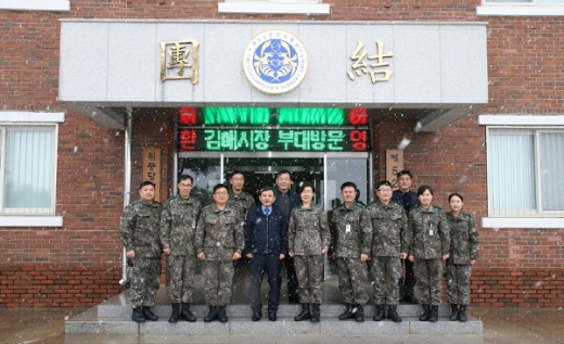 허성곤 시장이 지난 1월31일 진례면 52군수지원단을 방문해 위문품을 전달하고 장병들을 위로했다./사진제공=김해시