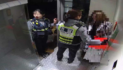 경찰이 안전부스에 들어온 여성을 보호하고 있다. /사진제공=수원시