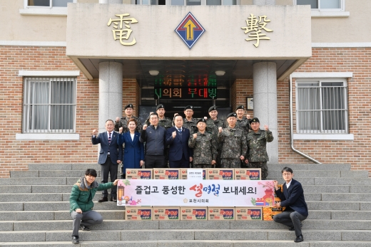 포천시의회가 설 명절을 앞둔 31일 관내 경찰서와 소방서, 군부대 및 사회복지시설을 찾아 위문품을 전달했다. /사진제공=포천시의회