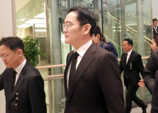 삼성전자 이재용 부회장이 31일 오전 이인희 한솔그룹 고문의 빈소가 차려진 삼성서울병원 장례식장에 조문을 위해 들어서고 있다. / 사진=뉴시스 고은결 기자 