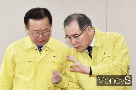 [머니S포토] 구제역 확산 방지 의견 나누는 김부겸-이개호