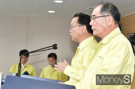 [머니S포토] 구제역 대책 답변하는 김부겸