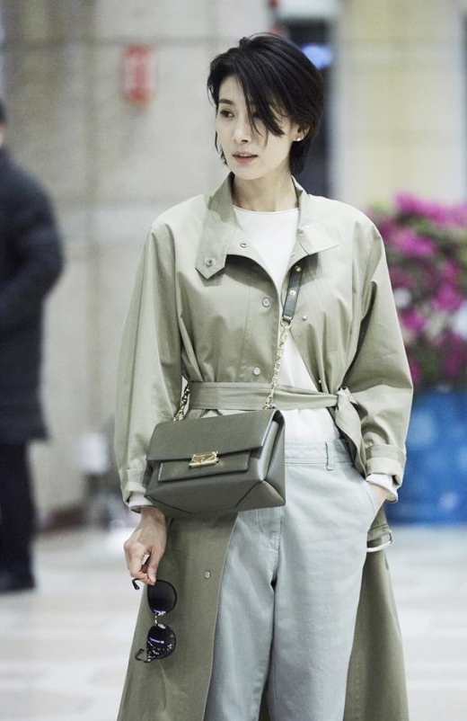 [★공항패션] 김서형, '스카이캐슬' 쓰앵룩 버린 화사한 패션