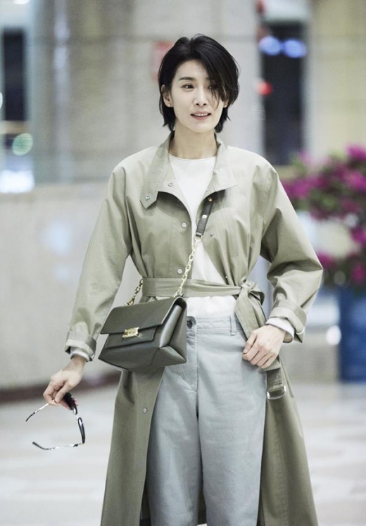 [★공항패션] 김서형, '스카이캐슬' 쓰앵룩 버린 화사한 패션