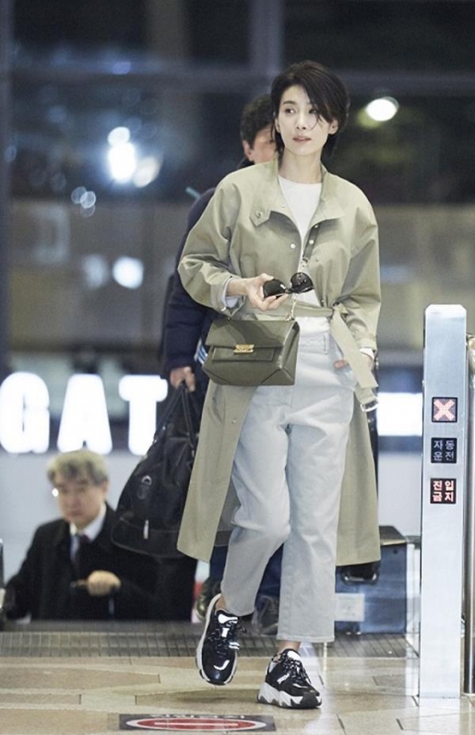 [★공항패션] 김서형, '스카이캐슬' 쓰앵룩 버린 화사한 패션