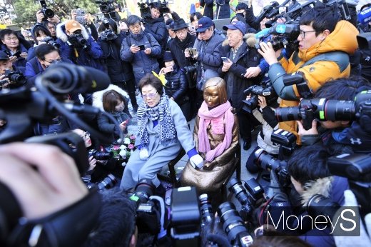 [머니S포토] 소녀상 손 잡고 슬픔에 잠긴 위안부 생존자 이용수 할머니