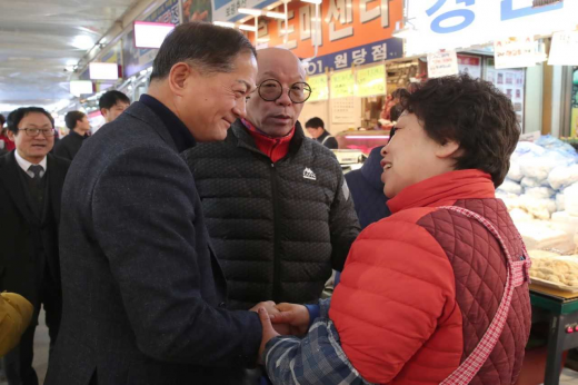 ▲ 설 명절 맞아 전통시장 등 민생 탐방에 나선 이재준 고양시장. / 사진제공=고양시