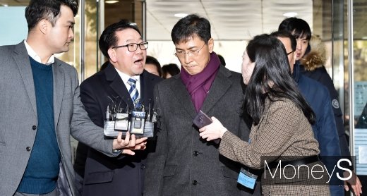 [머니S포토] 항소심 선고 안희정, 취재진 질문에 묵묵부답