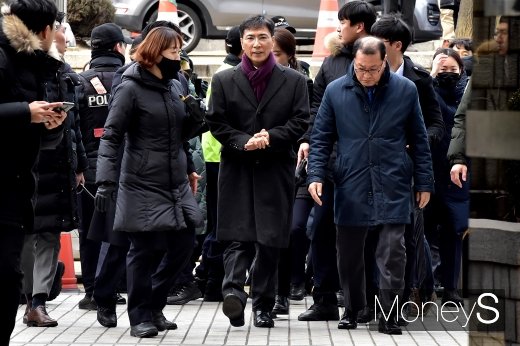 [머니S포토] 안희정, 일촉즉발 여성단체 항의에 에스코트 받으며 출석