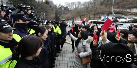 [머니S포토] 안희정 항소심 선고, 법정 앞 대립한 여성단체