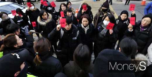 [머니S포토] 안희정 항소심 선고, 유죄 외치는 여성단체