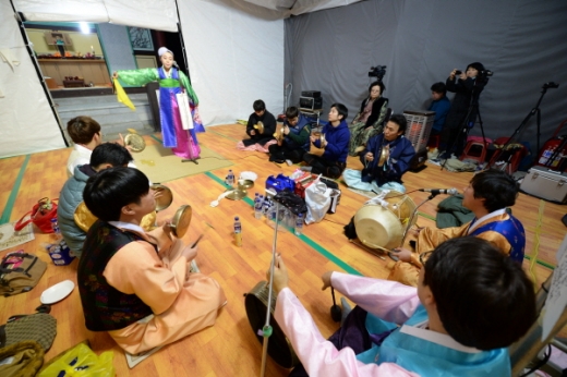 부산 기장군 전통 풍어제 행사가 기장읍 대변항 일원에서 오는 2월8일부터 14일까지 7일간 열린다. 풍어제 별신굿 모습./사진제공=기장군