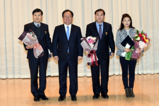 김석준 부산시교육감(왼쪽에서 두번째)이 시교육청 재정과 김칠태 사무관과 지원과 주낙성 사무관이 대통령 표창장을, 가산초 박미정 행정실장이 국무총리 표창장을 각각 전수했다./사진제공=부산교육청