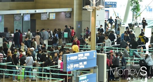 [머니S포토] 여행객들로 공항은 북새통
