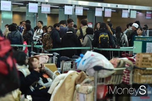 [머니S포토] 설 연휴 하루 앞두고 공항 찾은 여행객들