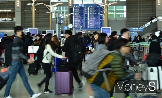 [머니S포토] 설레는 여행객들