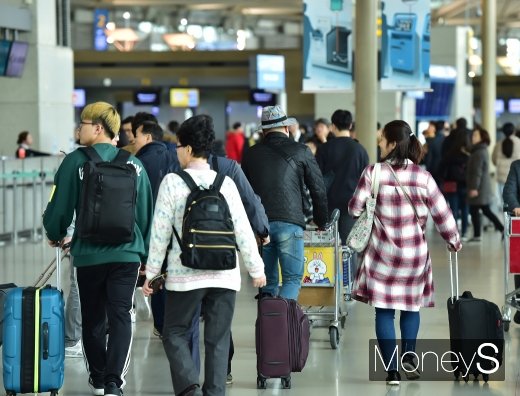 [머니S포토] '우리 출국 게이트 어디야?'