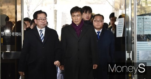 비서 성추행 혐의로 재판에 넘겨진 안희정 전 충남지사가 1일 서울고등법원에서 열린 항소심 선고공판에 출석했다. /사진=임한별 기자